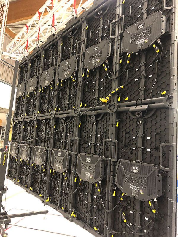 Die Rückseite eines Monitores, bestehend aus vielen Panelen